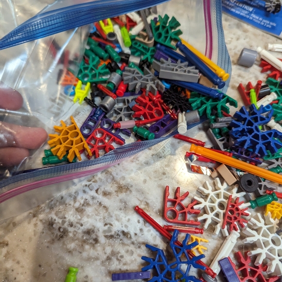 K'NEX lot. See pictures. Some are a small size. Idea booklets x 2. - Picture 5 of 6